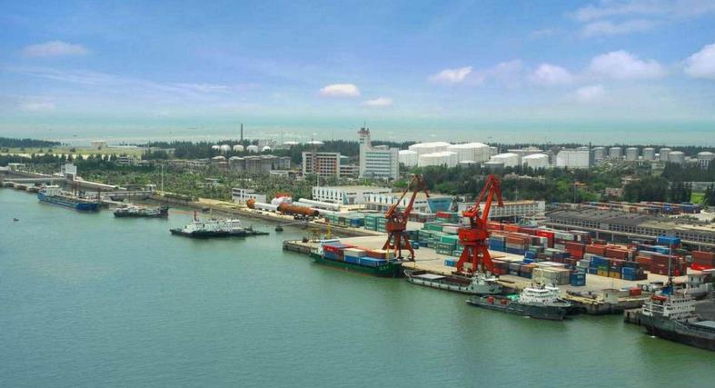 “7月18日，對成品順丁橡膠庫華粵建安使用的移動式鋁合金液壓升降機專項檢查。檢查發(fā)現(xiàn)一在用液壓升降機存在3問題：一是液壓升降機電源切斷開關(guān)把手已斷裂；二是升降平臺操作開關(guān)電源線表皮老化開裂；三是缺少日常維護，部分螺栓生銹腐蝕嚴(yán)重?！? width=